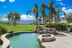 - une piscine dans une cour avec des palmiers dans l'établissement 3 Master Suite's Dreams!, à La Quinta