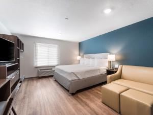 ein Hotelzimmer mit einem Bett und einer Couch in der Unterkunft Extended Stay America Select Suites - Charlotte - Northlake in Charlotte + 36 Fotos