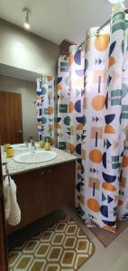 baño con lavabo y cortina de ducha en LUXURY APARTMENT, EXCELLENT LOCATION, en Quito