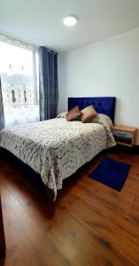 Un dormitorio con una cama con almohadas. en LUXURY APARTMENT, EXCELLENT LOCATION, en Quito