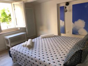 1 dormitorio con 1 cama con 2 toallas en Cielo Apartment, en Forlì