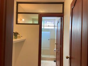 a bathroom with a shower and a glass door at DORAL SUITE ¡CERCA DEL AEROPUERTO! in Guayaquil