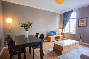 ライプツィヒにあるLeipzig-Suites- 3 Zimmer Apartment-Familien Luxus Apartment mit Balkonのリビングルーム(テーブル、椅子付)、ダイニングルーム