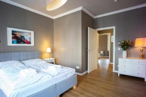 ライプツィヒにあるLeipzig-Suites- 3 Zimmer Apartment-Familien Luxus Apartment mit Balkonのベッドルーム1室(大きな白いベッド1台付)、廊下が備わります。
