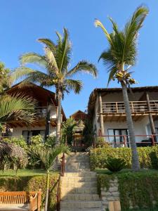 een resort met palmbomen ervoor bij Los Cocos de Vichayito in Vichayito