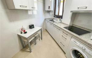 Kuchyň nebo kuchyňský kout v ubytování 1 Bedroom Cozy Apartment In Estepona