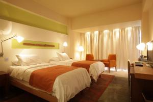 Säng eller sängar i ett rum på E-Hotel Larnaca Resort & Spa