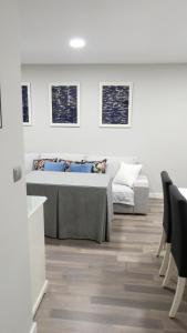 a living room with a bed and a couch at Slappe Jaén I in Jaén