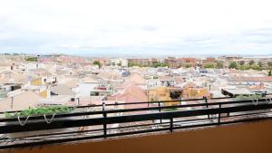 balkon z widokiem na miasto w obiekcie Slappe Jaén I w mieście Jaén