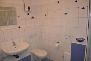 クックスハーフェンにあるHamburger-Strasse-07-EGの白いバスルーム(トイレ、シンク付)
