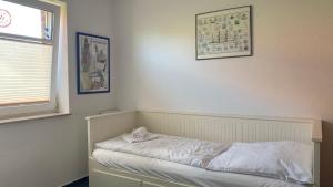 クックスハーフェンにあるHamburger-Strasse-07-EGのベッドルーム1室(白いベッド1台、タオル付)