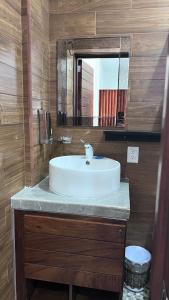 y baño con lavabo blanco y espejo. en Bungalows del Mar En Punta Perula- Casa Tory, en Pérula