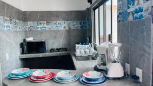 una cocina con platos y una licuadora en un mostrador en Bungalows del Mar En Punta Perula- Casa Tory, en Pérula