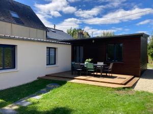 Photo de la galerie de l'établissement Cabane de pêcheurs avec spa au pied de l'étang, à Hédé