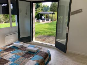 Photo de la galerie de l'établissement Cabane de pêcheurs avec spa au pied de l'étang, à Hédé