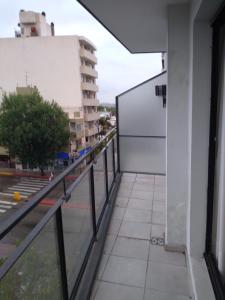 een balkon van een gebouw met uitzicht op een straat bij Castex in Cordoba