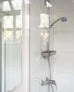 ducha con puerta de cristal y lavamanos en Apartments Trzin-Mlake w FREE Parking, en Trzin