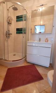 uma casa de banho com um chuveiro e um lavatório. em Comfort Warszawa em Varsóvia
