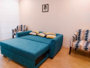 - un canapé bleu dans une pièce avec deux chaises dans l'établissement KYRA APARTMENTS - Central Miraflores - Stylish 2BR for 04 guests, à Lima