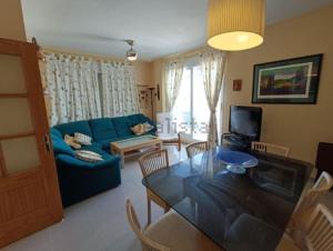 Televízia a/alebo spoločenská miestnosť v ubytovaní Ático en Costa Ballena con Barbacoa, Aire Acondicionado y WIFI