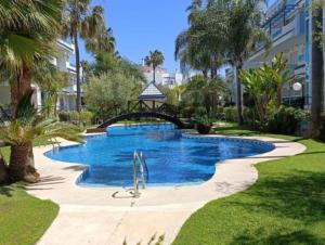 Bazén v ubytovaní Ático en Costa Ballena con Barbacoa, Aire Acondicionado y WIFI alebo v jeho blízkosti