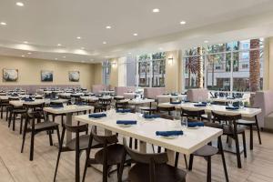 un gran comedor con mesas y sillas en Wyndham Anaheim, en Anaheim