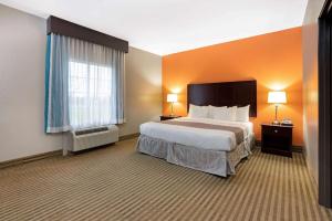 a hotel room with a bed and a window at La Quinta by Wyndham Houston IAH Bush Intl Airport E in Humble