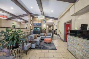 um lobby de um hospital com sofás e um bar em Best Western Asheville-Blue Ridge Parkway em Asheville