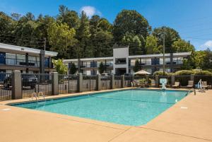 a swimming pool in front of a building at Best Western Asheville-Blue Ridge Parkway in Asheville