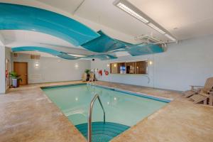 a large swimming pool with a blue ceiling at Best Western Plus Walkerton Hotel & Conference Centre in Walkerton