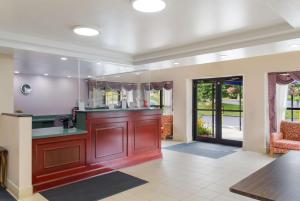 Kuchyň nebo kuchyňský kout v ubytování All Seasons Inn & Suites