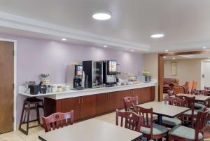 Příslušenství pro přípravu čaje a kávy v ubytování All Seasons Inn & Suites