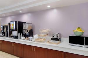 Kuchyň nebo kuchyňský kout v ubytování All Seasons Inn & Suites