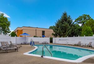 Bazén v ubytování All Seasons Inn & Suites nebo v jeho okolí