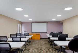 Konferenční prostory v ubytování All Seasons Inn & Suites