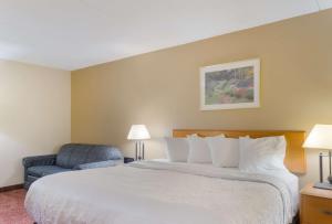 Postel nebo postele na pokoji v ubytování All Seasons Inn & Suites