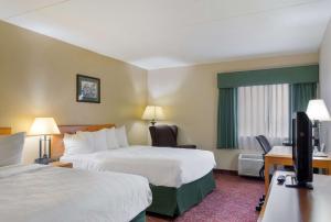 Postel nebo postele na pokoji v ubytování All Seasons Inn & Suites