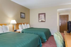 Postel nebo postele na pokoji v ubytování All Seasons Inn & Suites