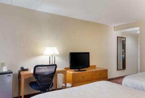TV a/nebo společenská místnost v ubytování All Seasons Inn & Suites