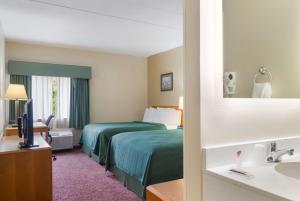 Postel nebo postele na pokoji v ubytování All Seasons Inn & Suites