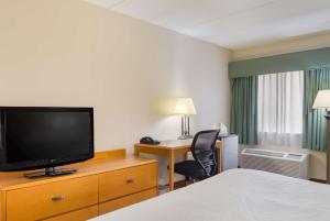 TV a/nebo společenská místnost v ubytování All Seasons Inn & Suites