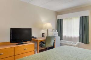 Postel nebo postele na pokoji v ubytování All Seasons Inn & Suites