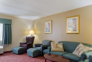 Posezení v ubytování All Seasons Inn & Suites