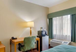 TV a/nebo společenská místnost v ubytování All Seasons Inn & Suites