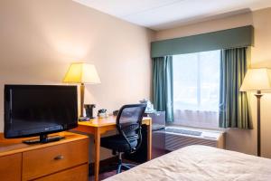 TV a/nebo společenská místnost v ubytování All Seasons Inn & Suites
