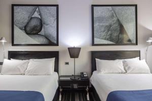 A bed or beds in a room at Wyndham Santiago Pettra