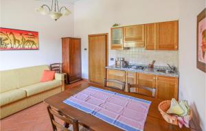 eine Küche und ein Wohnzimmer mit einem Tisch und einem Sofa in der Unterkunft Gorgeous Apartment In Castiglion Fiorentino With House A Panoramic View in Castiglion Fiorentino
