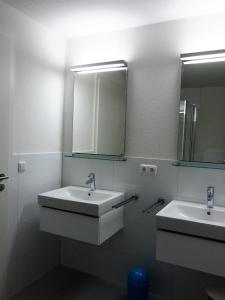 シャルボイツにあるAppartement-Strandperle-Fis-002のバスルーム(洗面台2台、鏡付)