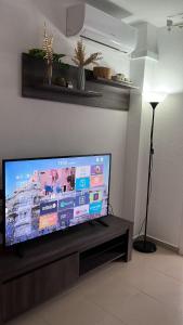 uma televisão de ecrã plano numa sala de estar em apartamento torrequebrada em Benalmádena