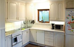 Η κουζίνα ή μικρή κουζίνα στο 4 Bedroom Nice Home In Malungsfors